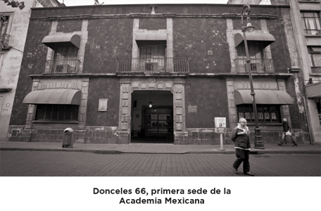 Fotografía de la fachada del edificio Donceles 66, primera sede de la Academia Mexicana.